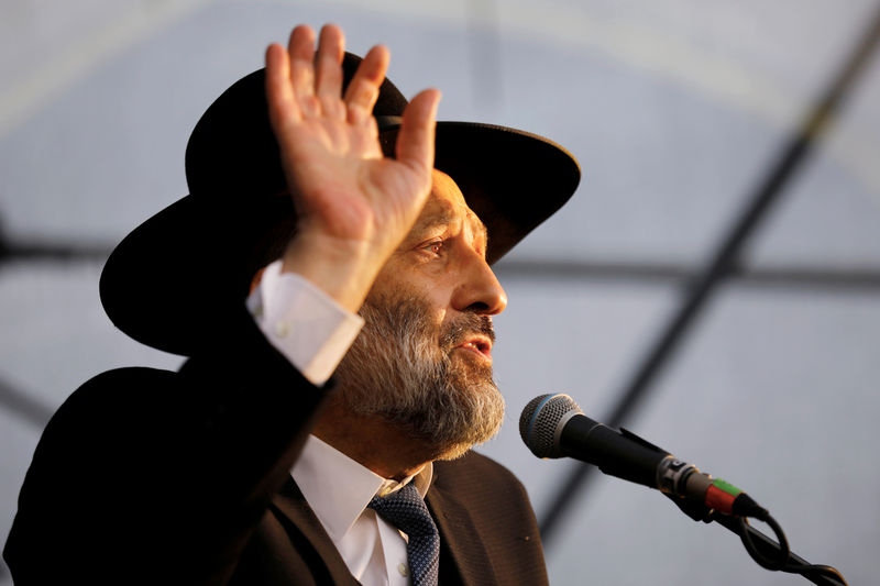 © Reuters. FILE PHOTO:Israeli Interior Minister Aryeh Deri speaks during an annual pilgrimage to the gravesite of Moroccan-born sage and Jewish mystic Rabbi Yisrael Abuhatzeira, on the anniversary of his death in the southern town of Netivot