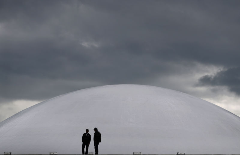 © Reuters. Seguranças são vistos na área externa do prédio do Congresso Nacional