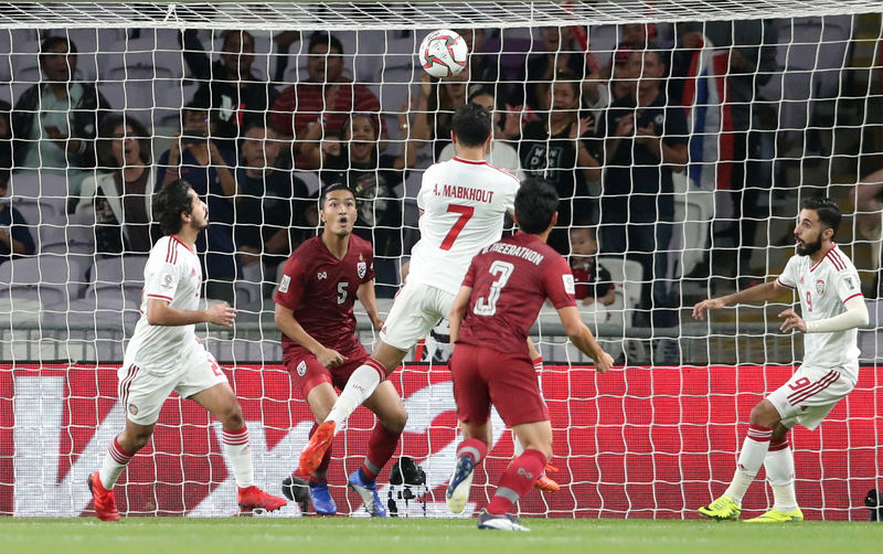 © Reuters. الإمارات المتأهلة تتعادل مع تايلاند وتحتفظ بقمة المجموعة