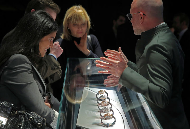© Reuters. Visitors look at watches at the Audemars Piguet stand at the "Salon International de la Haute Horlogerie" (SIHH) watch fair in Geneva