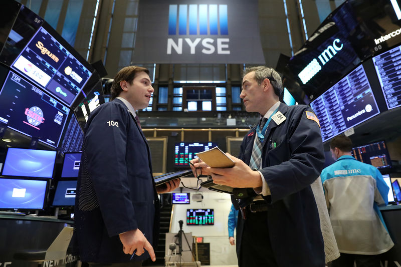 © Reuters. FILE PHOTO:  Traders work on the floor of the NYSE in New York