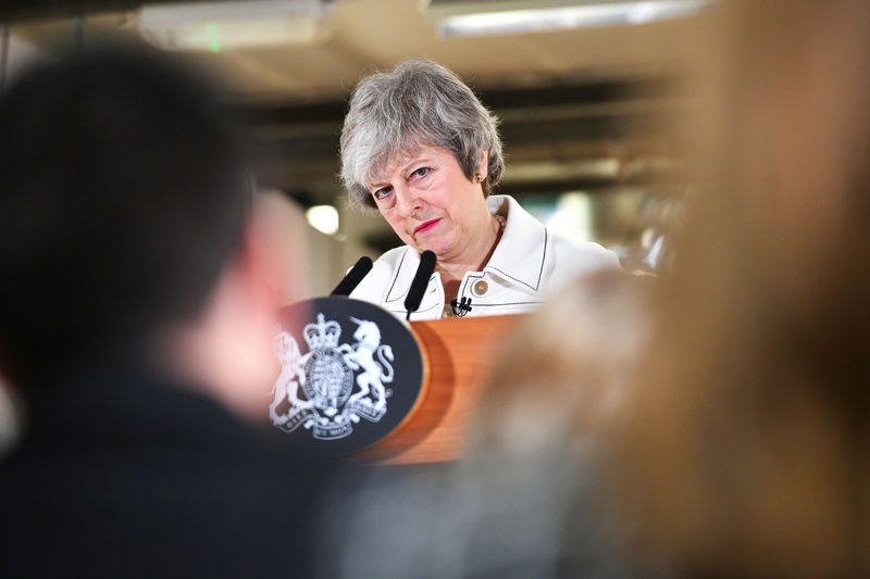 © Reuters. Primeira-ministra britânica, Theresa May, doscursa durante visita a uma fábrica