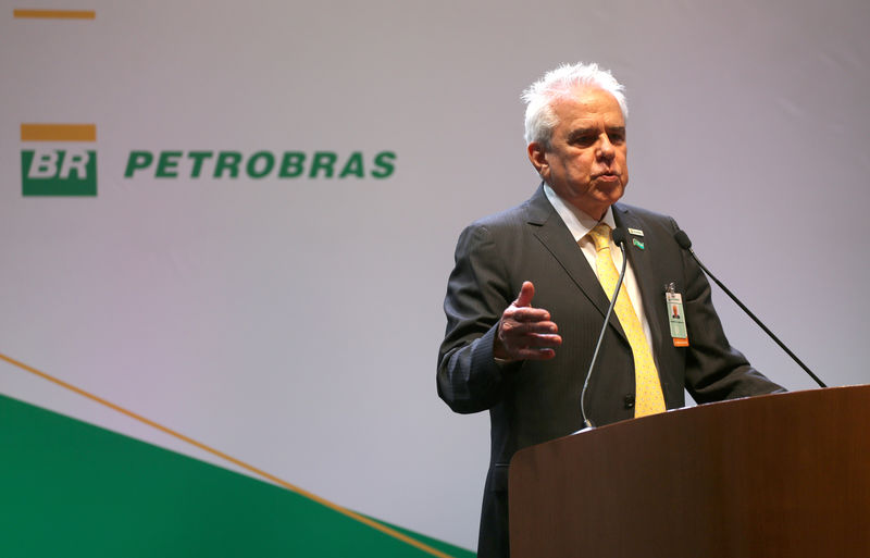 © Reuters. FILE PHOTO: Castello Branco, the new CEO of Brazil's state-run oil company Petrobras, delivers a speech at a ceremony marking his taking over the firm, in Rio de Janeiro