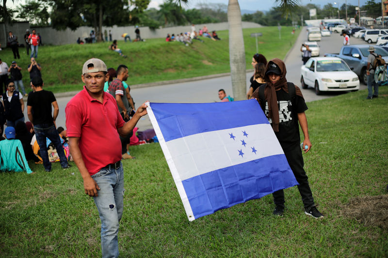 © Reuters. Los hondureños inician una nueva caravana hacia EEUU huyendo de la pobreza y la violencia