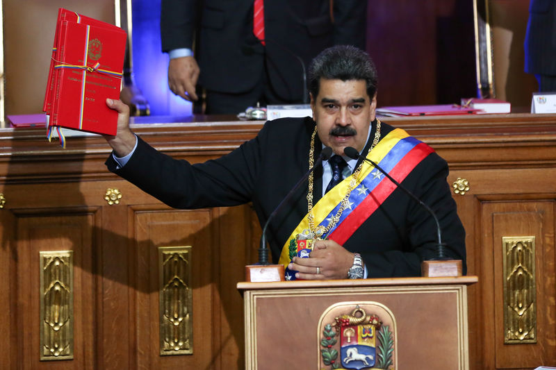 © Reuters. El presidente de Venezuela, Nicolás Maduro, habla durante una sesión especial de la Asamblea Nacional Constituyente para presentar su estado anual de la nación en Caracas, Venezuela