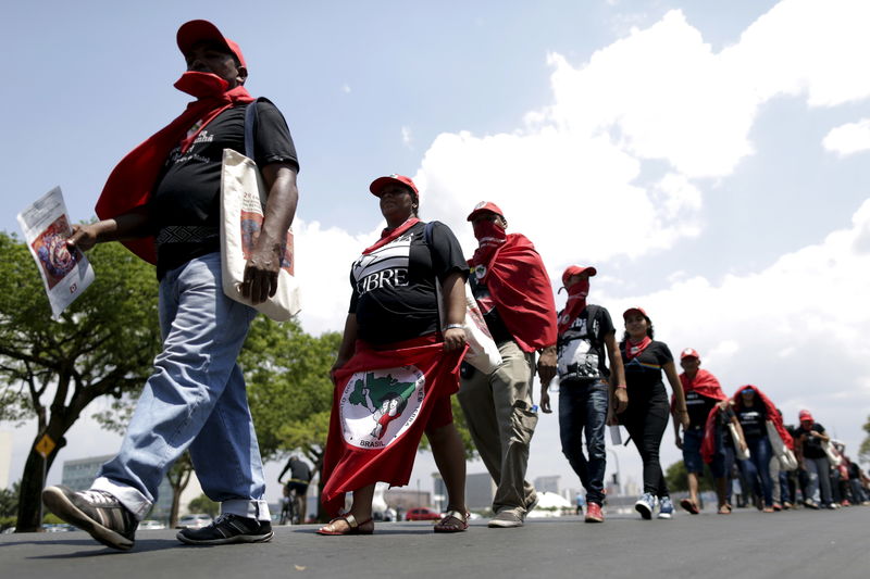 © Reuters. Imagen de archivo de unos miembros del partido de los movimientos de trabajadores sin tierra en una protesta contra medidas del gobierno en Brasilia