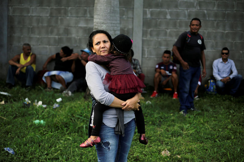 © Reuters. موجة جديدة تضم مئات المهاجرين من هندوراس تنطلق باتجاه أمريكا