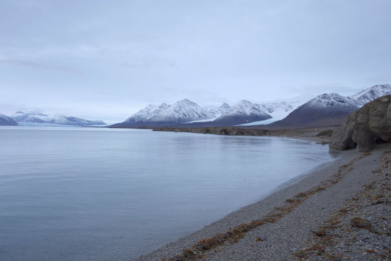 © Reuters. FILE PHOTO: A view shows a beach at the Ny-Aalesund research station on the Arctic archipelago of Svalbard