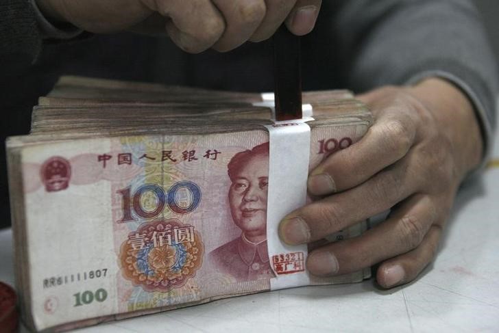 © Reuters. Notas de iuanes em banco comercial em Huaibei, na China
