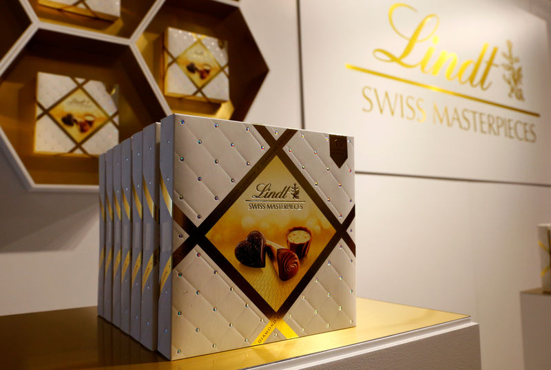 © Reuters. Products of Swiss chocolatier Lindt & Spruengli are seen on display at the annual news conference in Kilchberg