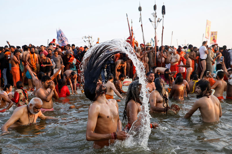 © Reuters. Ascetas hindúes dirigen el baño sagrado de millones de indios
