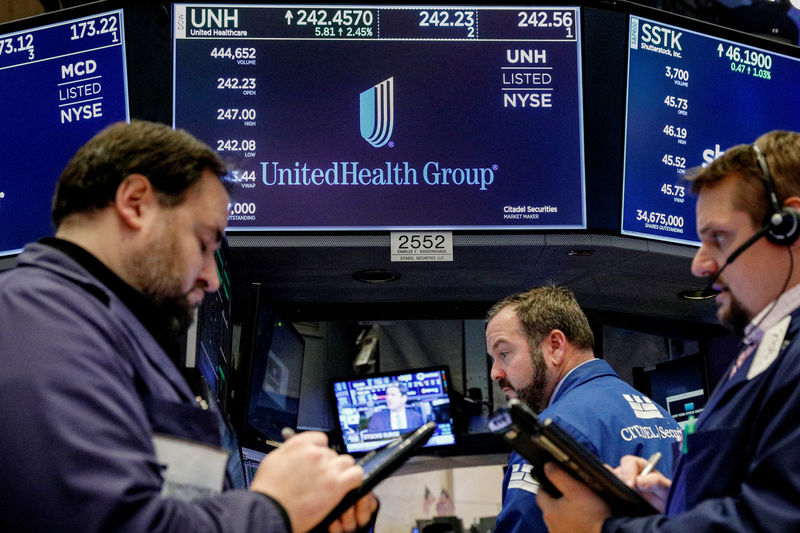 © Reuters. Traders work at the post where UnitedHealth Group is traded on the floor of the NYSE in New York