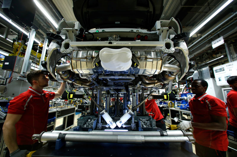 © Reuters. Trabalhadores em fábrica de automóveis na Alemanha