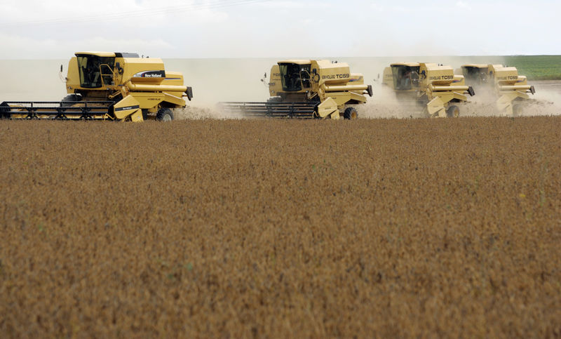 © Reuters. Colheitadeira  em campo de plantio de soja no Mato Grosso