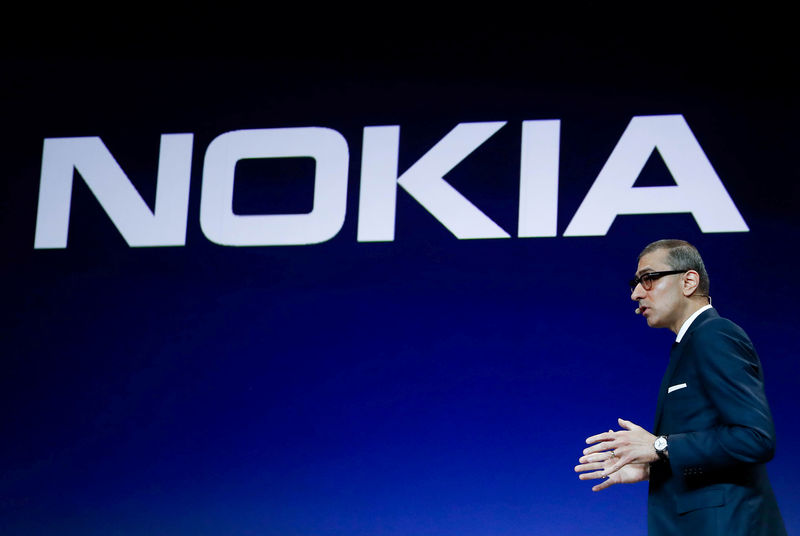 © Reuters. FILE PHOTO: Rajeev Suri, Nokia's President and Chief Executive Officer, speaks during the Mobile World Congress in Barcelona