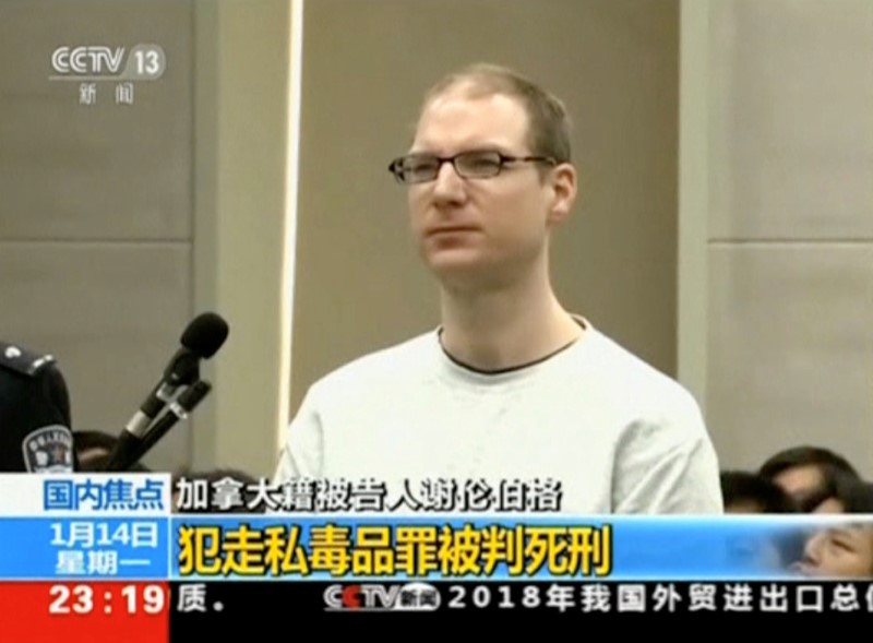 © Reuters. A still image taken from CCTV video shows Canadian Robert Lloyd Schellenberg in court, where he was sentenced with a death penalty for drug smuggling, in Dalian