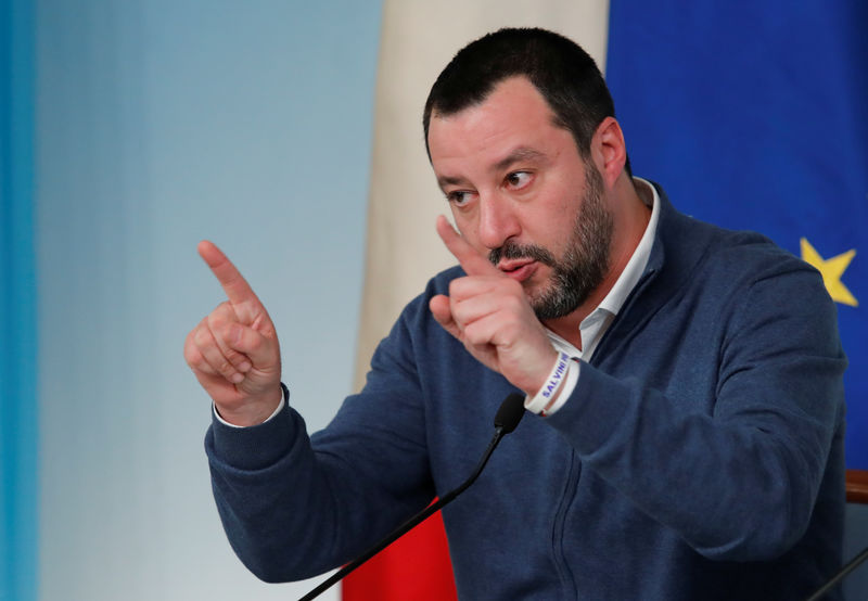 © Reuters. Italy's Interior Minister Matteo Salvini gestures as he attends a news conference regarding the return of former leftist guerrilla Cesare Battisti, in Rome