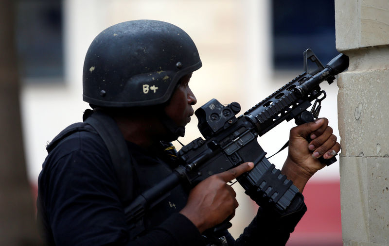 © Reuters. سماع دوي أعيرة نارية في مجمع بالعاصمة الكينية