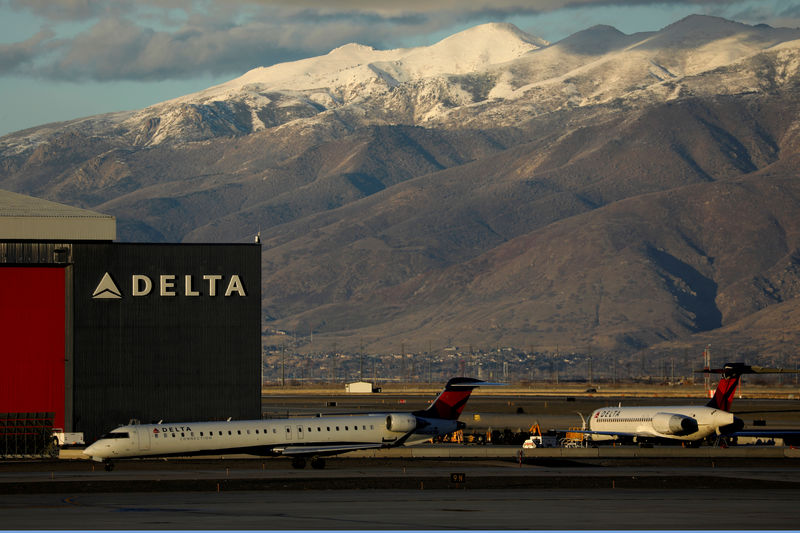 © Reuters. FILE PHOTO: A Delta airlines flight arrives in Salt Lake City