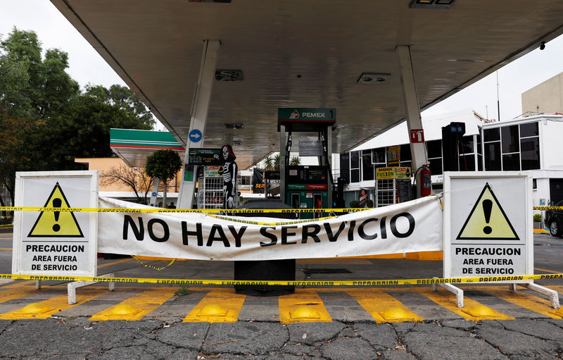 © Reuters. Posto de gasolina fechado na Cidade do México