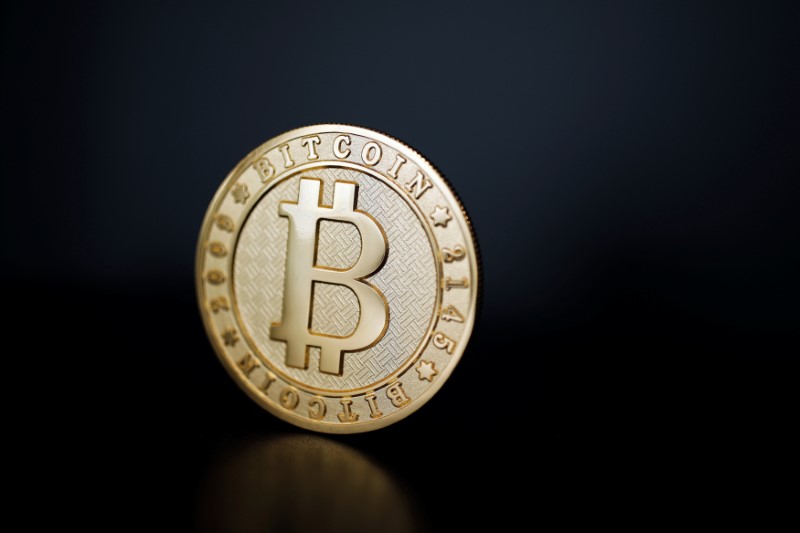 © Reuters. Монета со знаком биткоина в офисе компании La Maison du Bitcoin в Париже