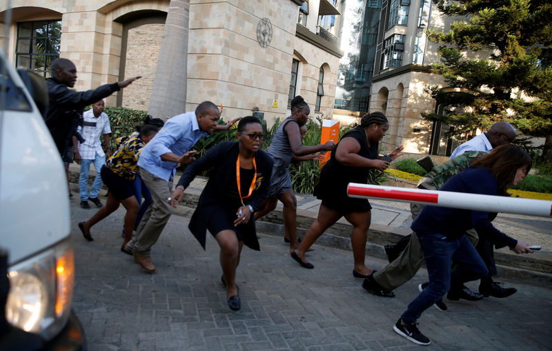 © Reuters. People run as they are evacuated at the scene where explosions and gunshots were heard at the Dusit hotel compound, in Nairobi