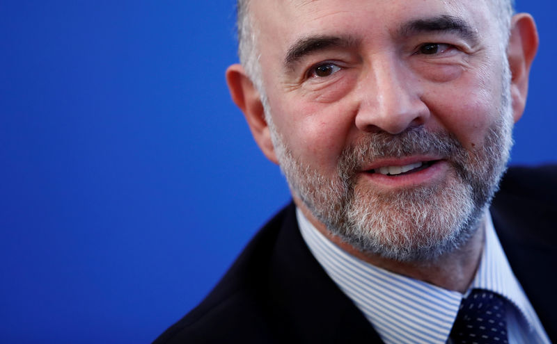 © Reuters. European Commissioner for Economic and Financial Affairs Moscovici attends a news conference in Paris