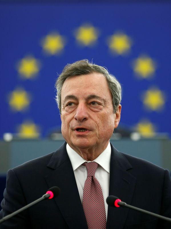 © Reuters. دراجي: اقتصاد منطقة اليورو أضعف من المتوقع