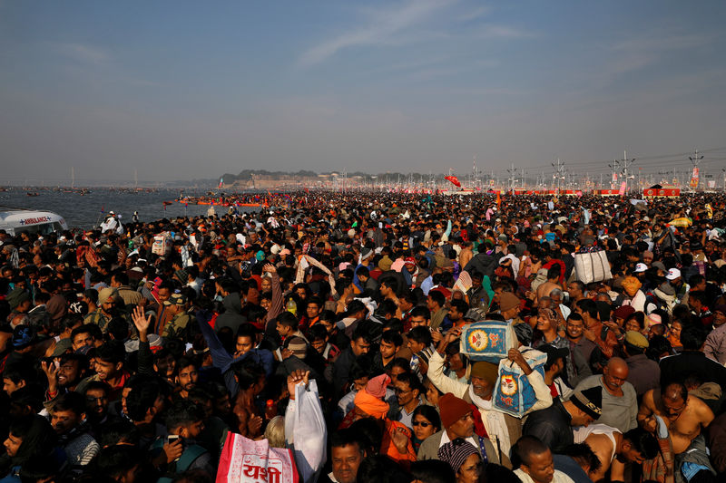 © Reuters. انطلاق مهرجان هندوسي في الهند والسياسة تلقي بظلالها على الحدث