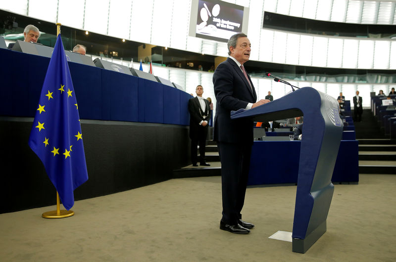 © Reuters. ECB President Draghi delivers a speech during a ceremony to mark the 20th anniversary of the launch of the Euro, at the European Parliament in Strasbourg