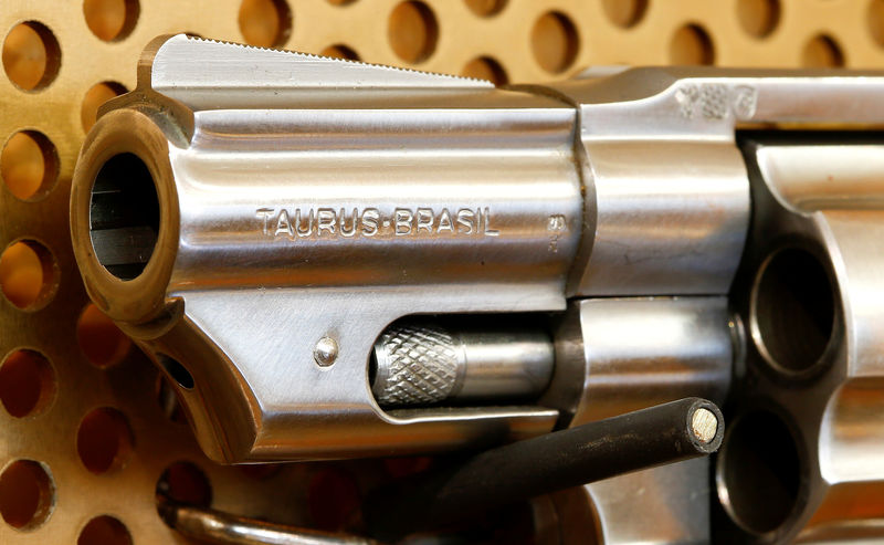 © Reuters. Revólver da Taurus em loja de armas na Suíça