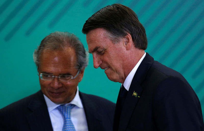 © Reuters. Brazil's President Bolsonaro and Economy Minister Guedes attend ceremony at Planalto Palace in Brasilia