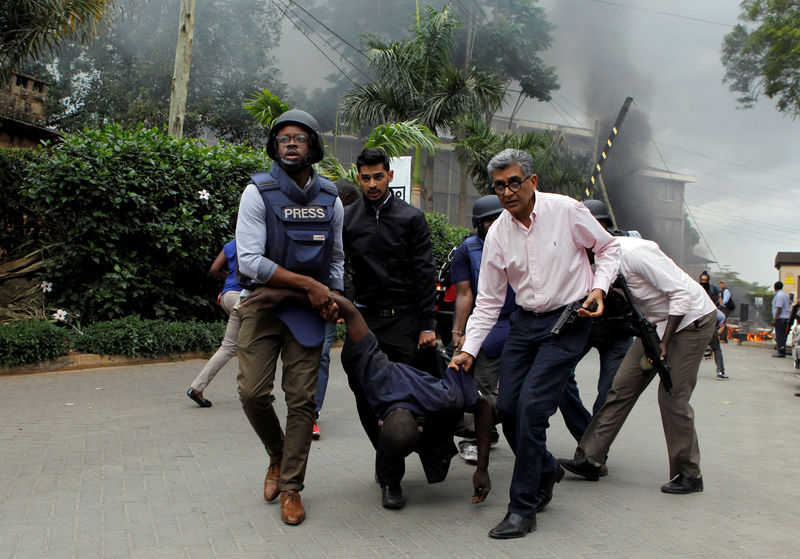 © Reuters. شهود: نقل 6 جثث من مبان قرب فندق شهد هجوما في نيروبي