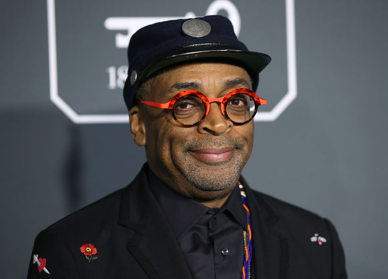 © Reuters. O diretor Spike Lee chega a premiação em Santa Monica, na Califórnia