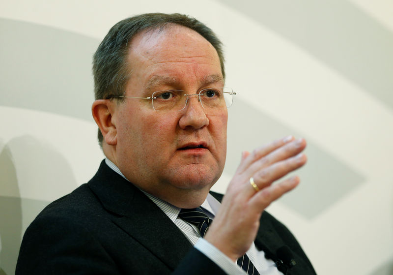 © Reuters. FILE PHOTO:  Hufeld, President of Germany's Federal Financial Supervisory Authority BaFin (Bundesanstalt fuer Finanzdienstleistungsaufsicht)