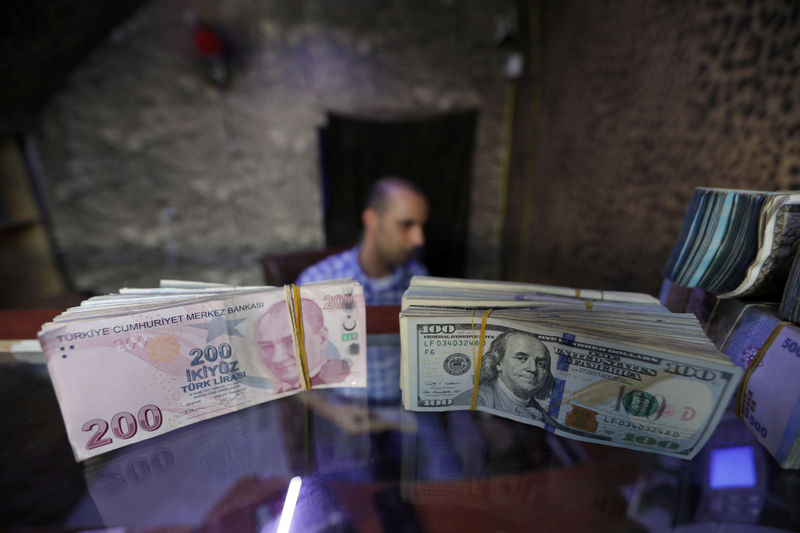 © Reuters. FILE PHOTO: Banknotes of U.S. dollars and Turkish lira are seen in a currency exchange shop in Azaz, Syria