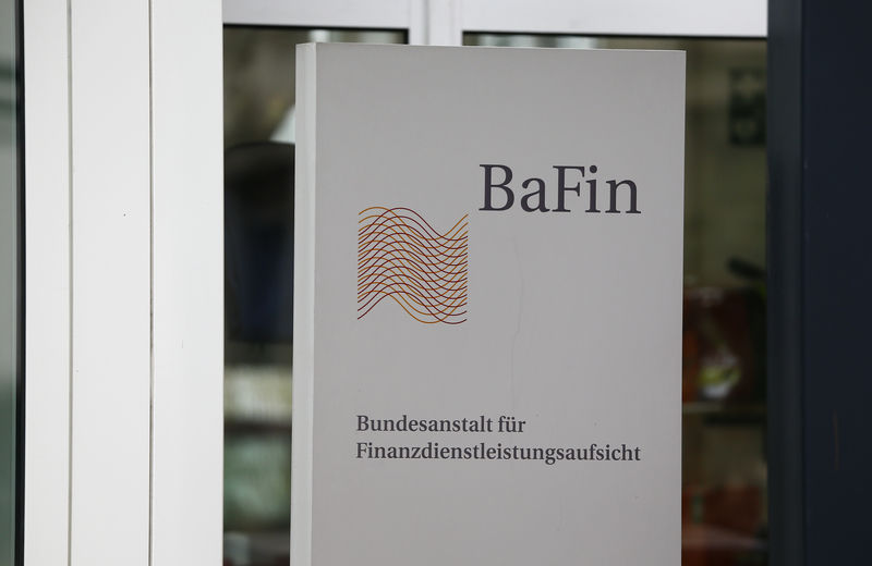 © Reuters. BERLIN SONDE LA BAFIN SUR UNE FUSION D. BANK-COMMERZBANK