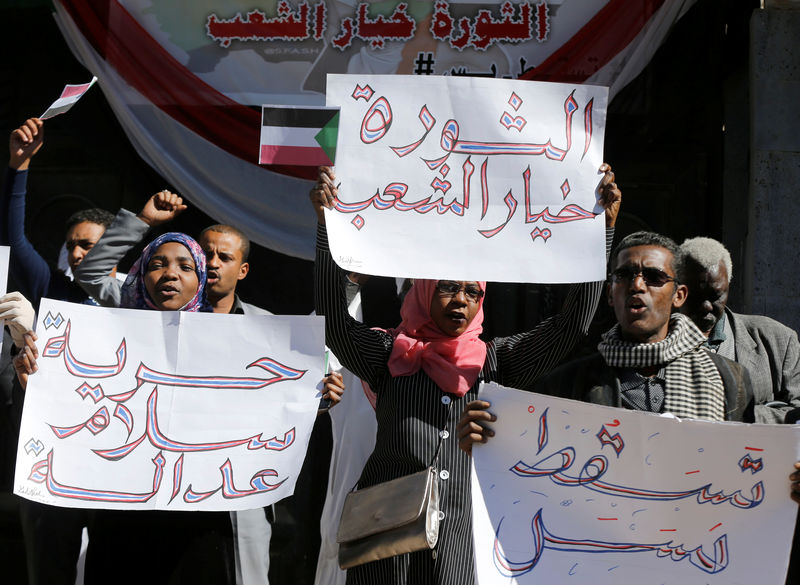 © Reuters. نظرة فاحصة-المحتجون بالسودان يريدون إنهاء حكم البشير المستمر منذ 30 عاما