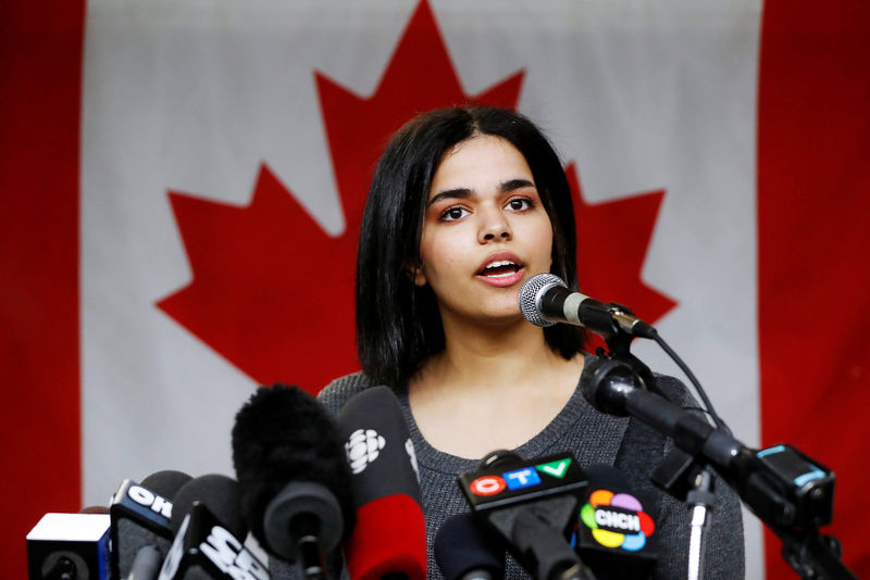 © Reuters. Rahaf Mohammed fala com a imprensa em Toronto