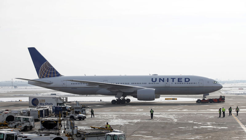 © Reuters. FILE PHOTO - A United Airlines Boeing 777 plane is towed at O'Hare International Airport in Chicago