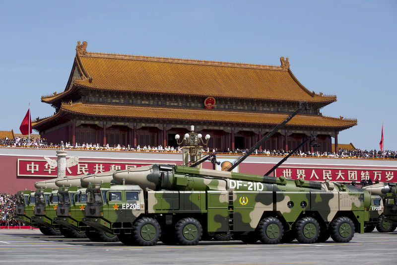 © Reuters. FILE PHOTO: Chinese military vehicles carrying DF-21D anti-ship ballistic missiles travel past Tiananmen Gate during a military parade to commemorate the 70th anniversary of the end of World War II in Beijing
