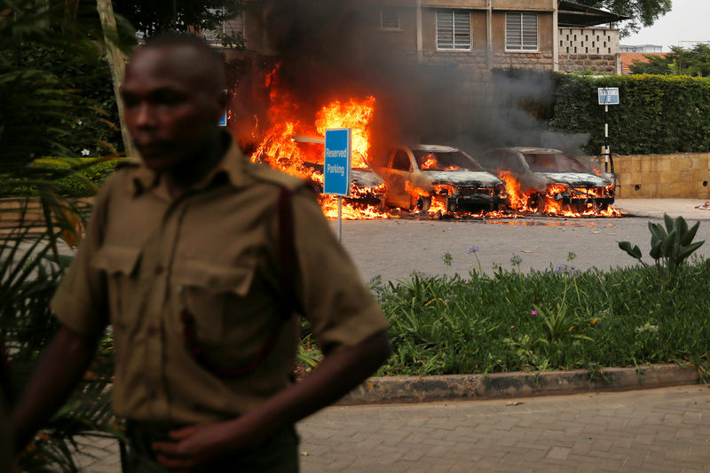 © Reuters. عامل في مشرحة: مقتل 14 على الأقل في هجوم على مجمع فندق بالعاصمة الكينية