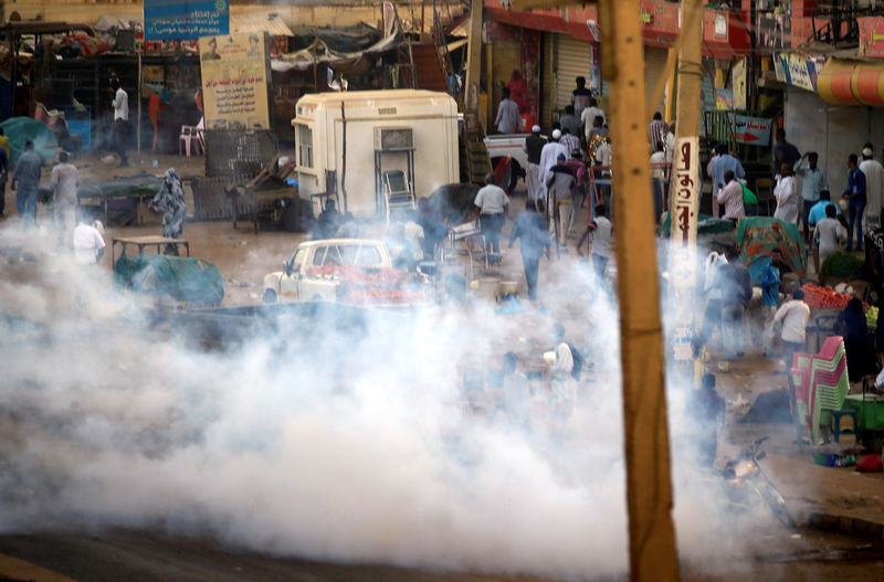 © Reuters. المئات ينضمون لاحتجاجات في حي فقير بالعاصمة السودانية