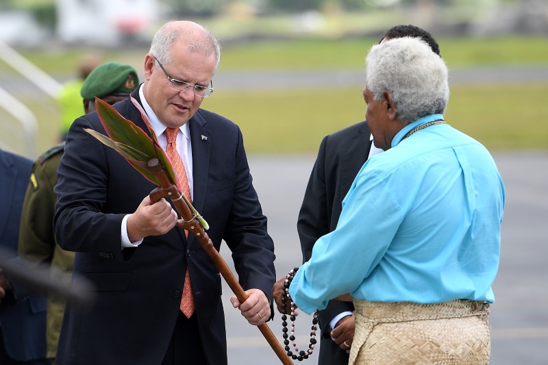 © Reuters. Australian Prime Minister Scott Morrison is presented with a gift as he arrives in Port Vila