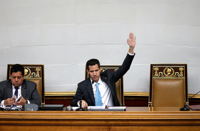 © Reuters. Juan Guaidó, presidente de la Asamblea Nacional de Venezuela, asiste a una sesión legislativa en Caracas.