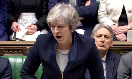 © Reuters. La premier britannica Theresa May in Parlamento durante il dibattito prima del voto sull'accordo con la Ue su Brexit