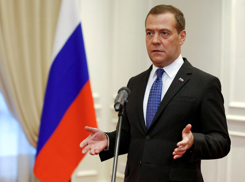 © Reuters. Премьер-министр РФ Дмитрий Медведев на пресс-конференции в Ханое