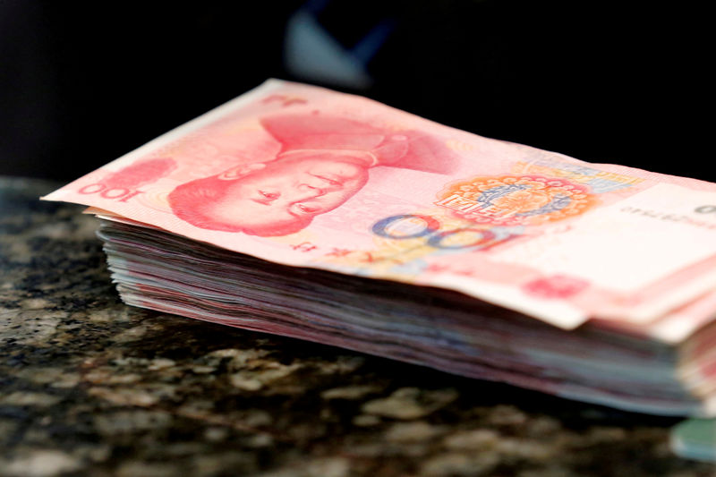 © Reuters. Банкноты китайского юаня в отделении банка в Пекине