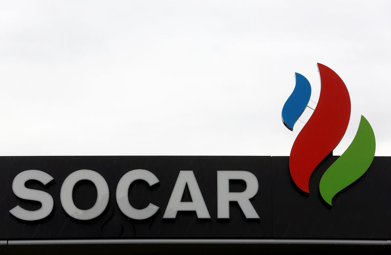 © Reuters. Логотип SOCAR на АЗС в Берне