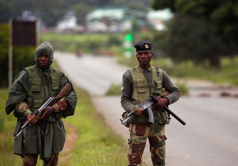 © Reuters. شرطة زيمبابوي تعتقل قسا ناشطا في ثالث أيام الاحتجاج على أسعار الوقود